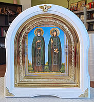 Икона Св. Петр и Феврония в белом арочном киоте с декоративными уголочками, размер 28×25, подарочная коробка