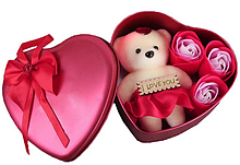 Подарочный набор Коробка в форме сердца с мыльным цветком с 3 розами 1 мишка В ассортименте Розовый