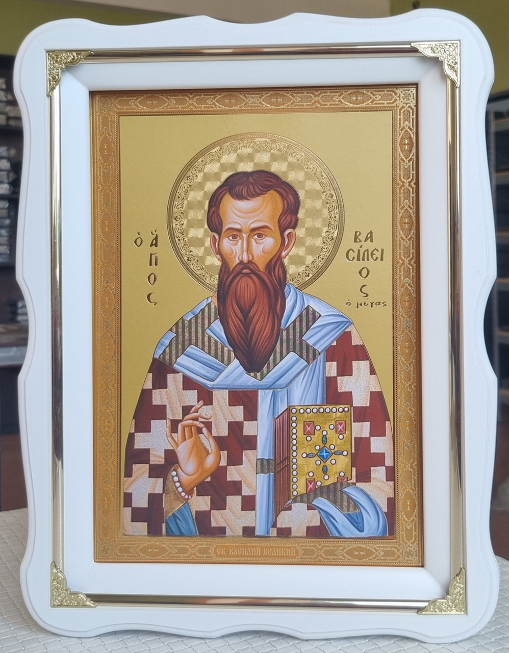 Ікона Василій великий у білому дерев'яному фігурному кіоті під склом, розмір кіота 37×27, сюжет 20×30