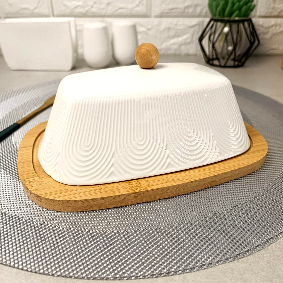 Біла порцелянова маслянка на бамбуковій основі