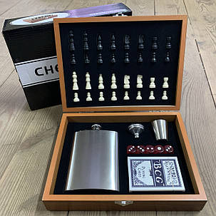 Подарунковий набір Шахи, Карти, кісточки, Фляга з рюмкою 2520A в дерев'яній коробці, фото 1