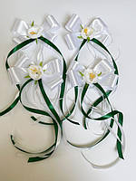 Квіти на ручки весільного автомобіля. стрічки. прапорці на дзеркала.