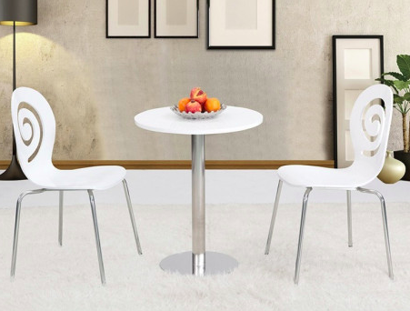 Стул Лев белый в интерьере за столом