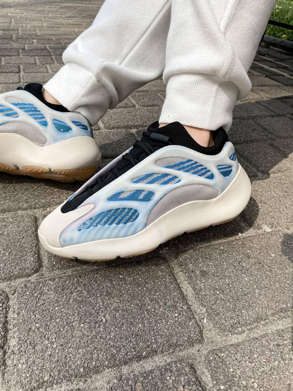 Жіночі кросівки Adidas Yeezy 700 V3 Kyanite Адідас Буст 700 В3 бежеві із синім Каянайт рефлектив