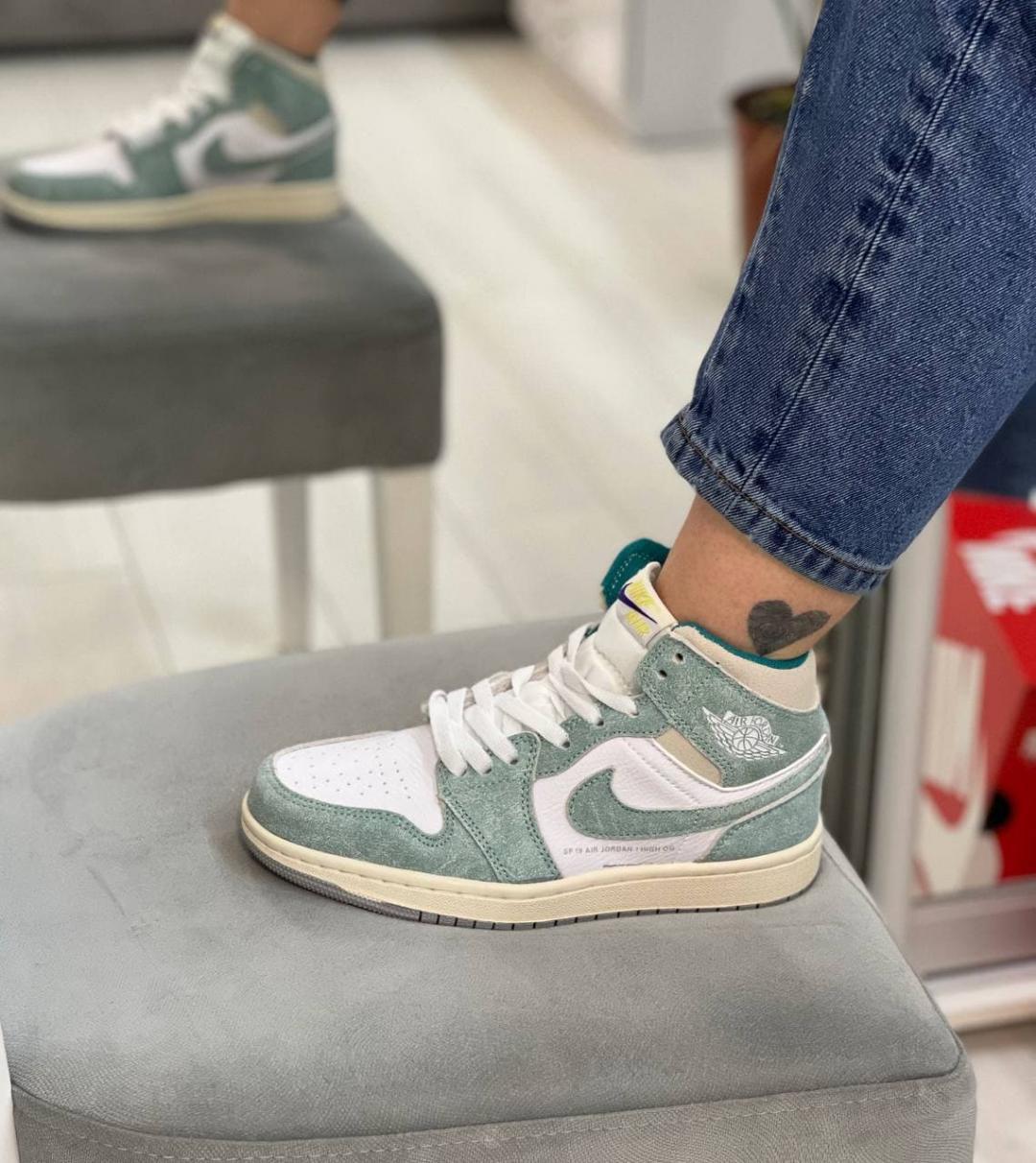 Кросівки жіночі Nike Air Jordan 1 Retro High Blue-Green White Size 39