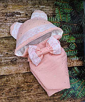 Детский конверт на выписку для девочки "Муслиновый медвежонок" розовый с кружевом