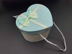 Коробка подарункова з ручками і бантиком. Серце. Колір бірюзовий. 15х12х12см. / Коробка подарункова з ручками і бантиком. Серце.