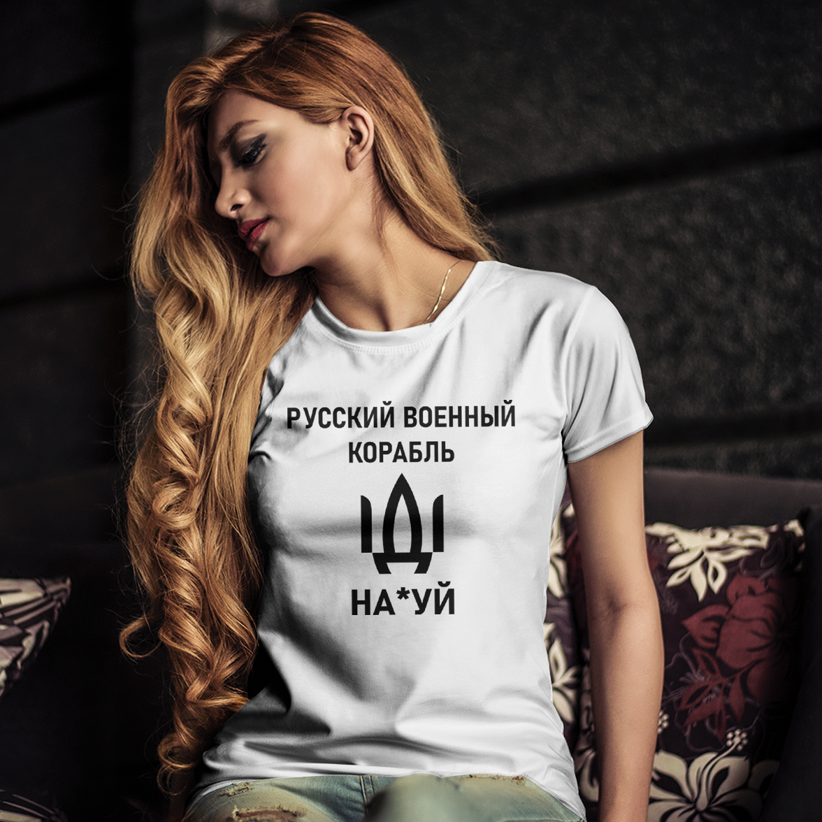 Патріотична жіноча футболка російський корабель іди нах * й, біла