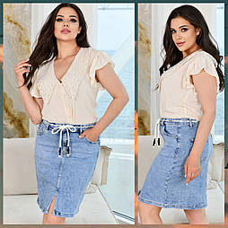 Джинсова жіноча спідниця у світлому денімі з маленьким розрізом спереду на шнурівці в 36 розмірі