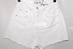 Білі вільні короткі джинсові шорти на високій посадці з рваним низом на 40 розмірі