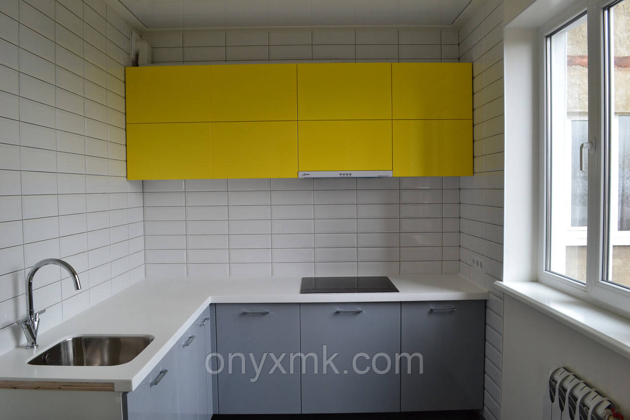 Стильна жовто-сіра кухня в стилі хай-тек