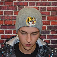 Подростковая зимняя шапк. Молодежные мужские шапки серые Gucci tiger. Шапки женские и подростковые серые Гуччи