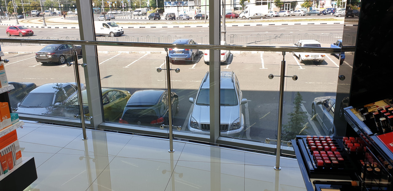 Неіржавкі огорожі зі склом