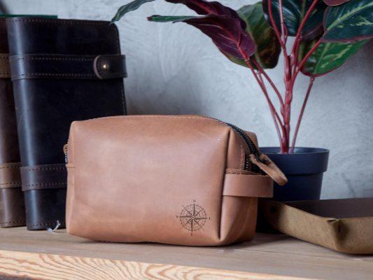 Шкіряна сумочка ручної роботи з гравіюванням для організації туалетного приладдя | DK-0018, фото 1