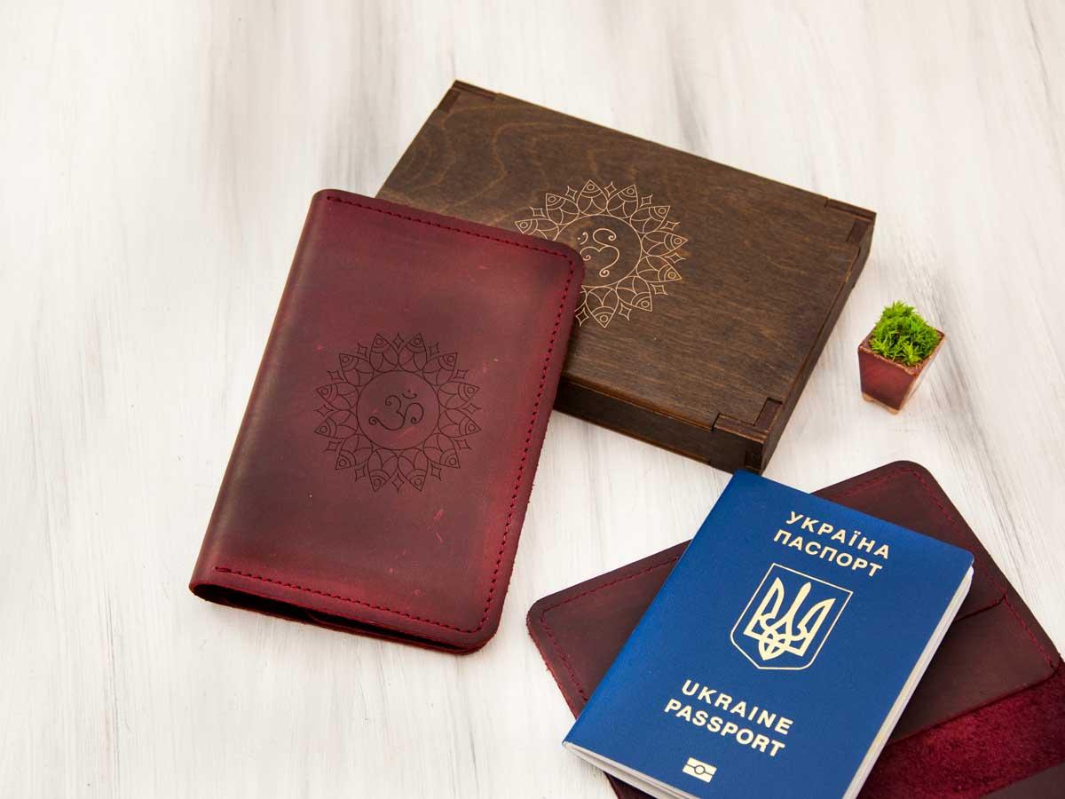 Жіночий тревел-кейс з гравіюванням Ом в подарунок для подруги, Рожевий