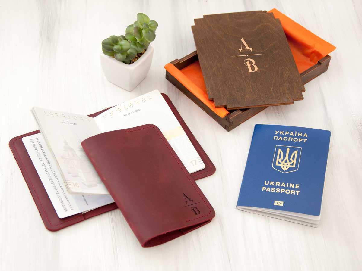 Обкладинка для паспорта з шкіри іменна