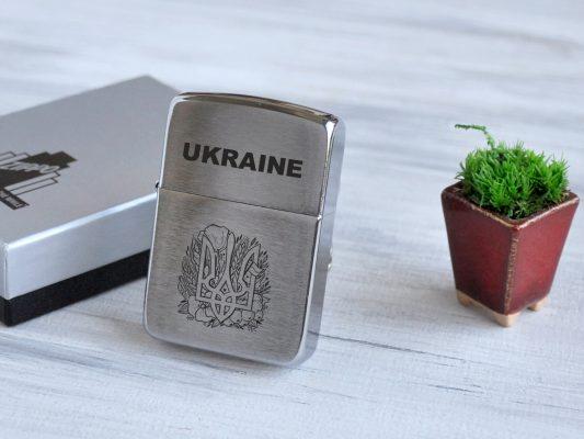 Стильна запальничка Zippo з гравіюванням герба України в подарунковій коробці