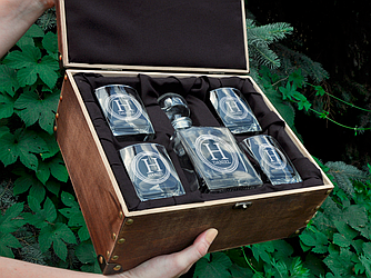 Набір для віскі з гравіюванням графин 500 мл + склянки для віскі 300 мл у скрині картон / дерево DS-0014