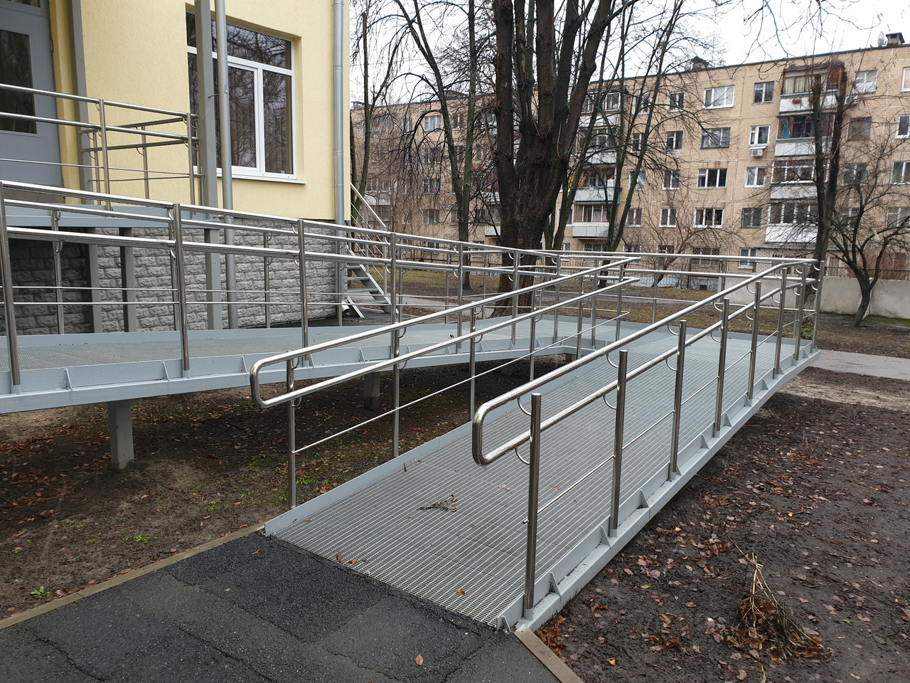 Огорожі пандусів з нержавійки для людей з інвалідністю, фото 1