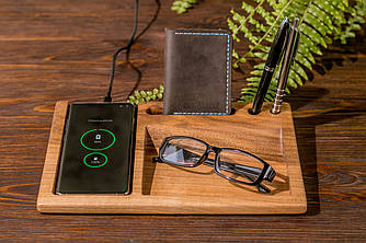 Дерев'яний органайзер-підставка для телефону з функцією бездротової зарядки за технологією QI