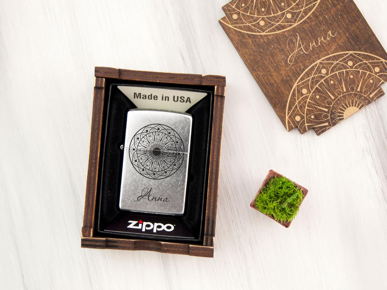 Жіноча бензинова запальничка Zippo з гравіюванням імені в подарунковій дерев'яній коробці, фото 1