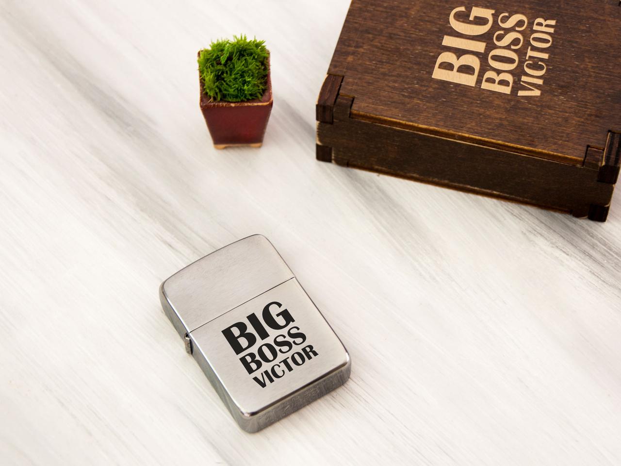 Zippo з іменним гравіюванням у презент начальнику в подарунковій дерев'яній коробці
