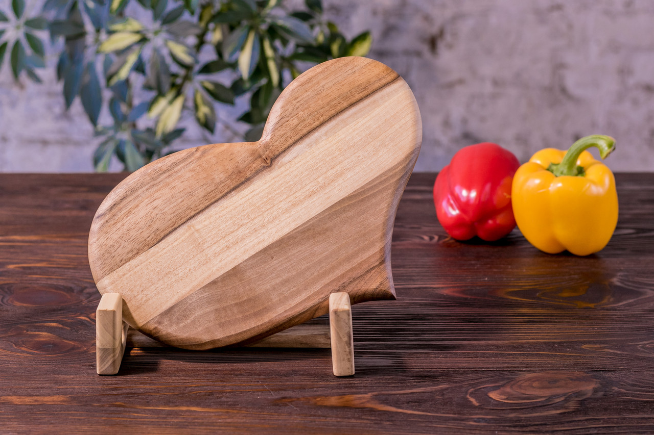 Дерев'яна обробна кухонна дошка з горіха «Серце» з гравіюванням, фото 1