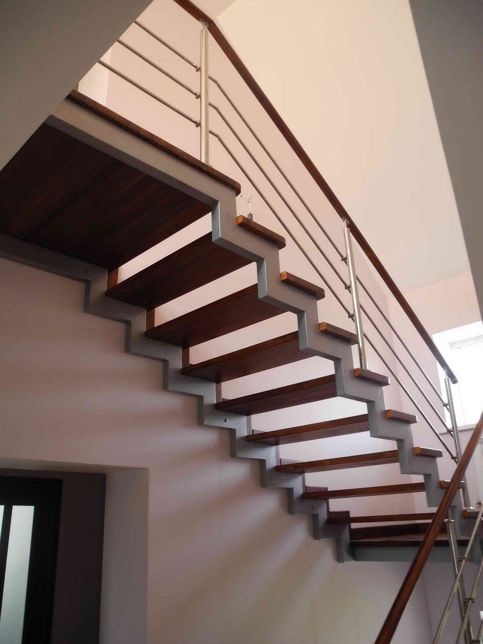 Неіржавкі стійки для биль