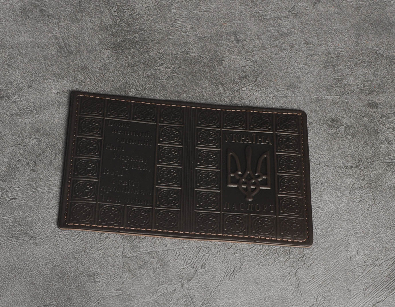 Обкладинка для паспорта з тисненим орнаментом "Герб з молитвою", натуральна шкіра, коричневого кольору, 13х9 см, фото 1