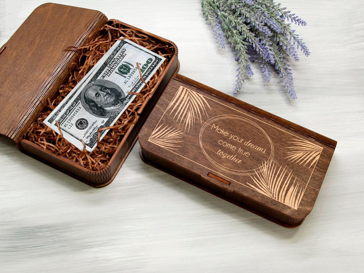 Дерев'яна коробка-конверт для грошей у подарунок для молодят з лазерним гравіюванням у тропічному стилі MB-0003