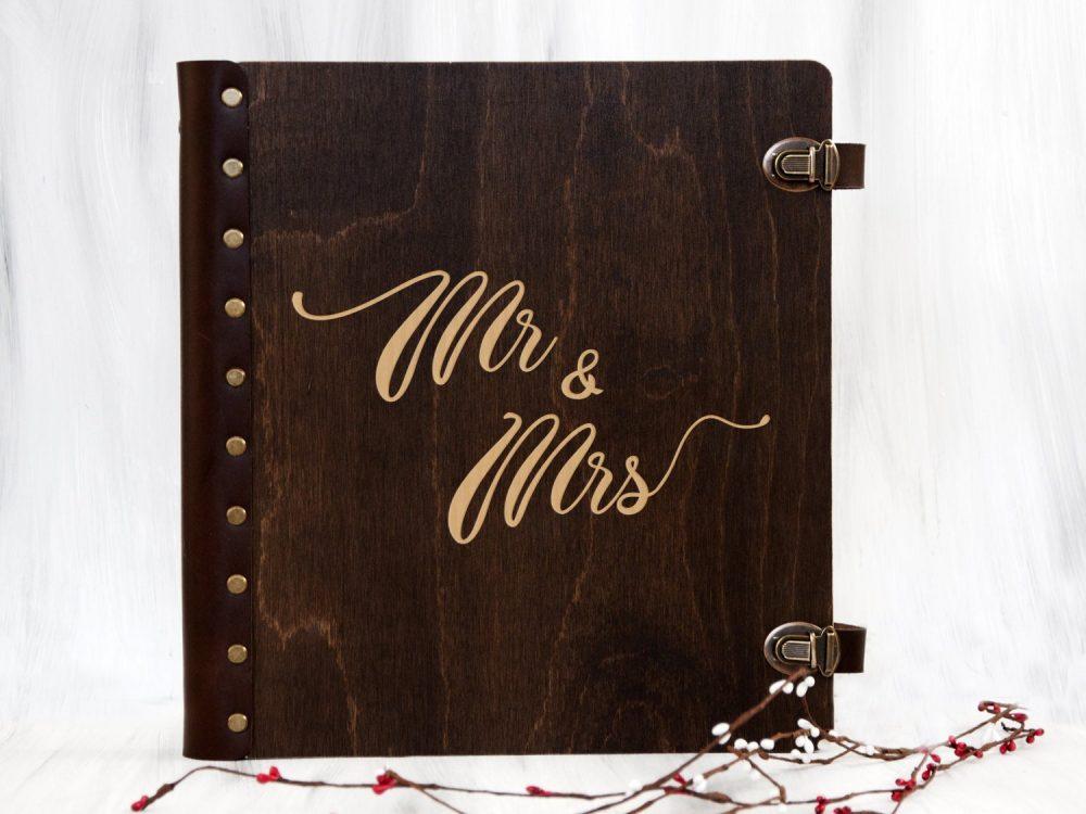 Дерев'яний весільний альбом для фотографій "Mr & Mrs" з картонними листами | 30 стор, 34 х 34 см | WPA-0018