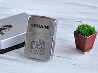 Стильная зажигалка Zippo с гравировкой герба Украины в подарочной деревянной коробке