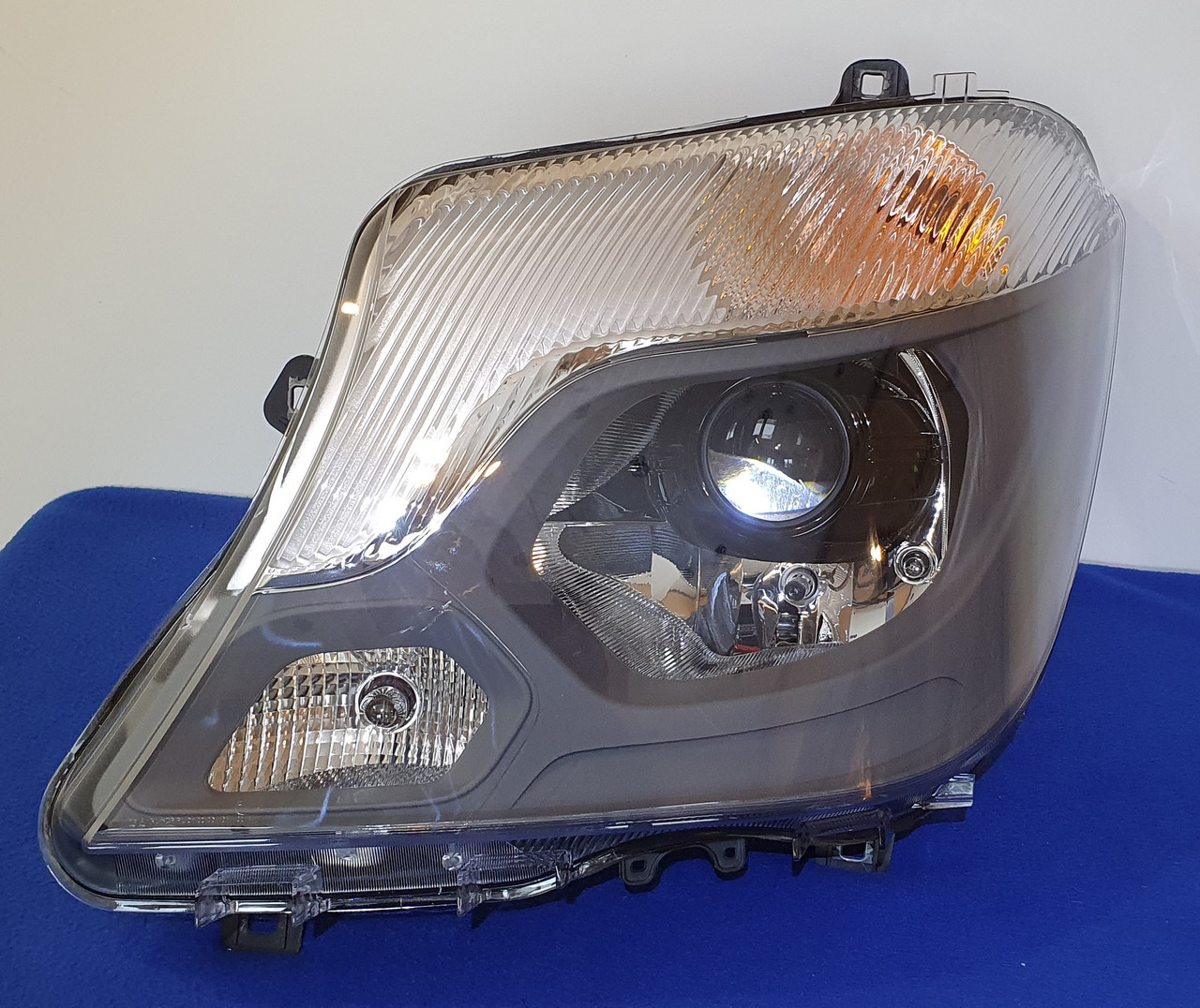 Встановлення BI — LED лінз у фари Mercedes Benz Sprinter 2013 — 2018