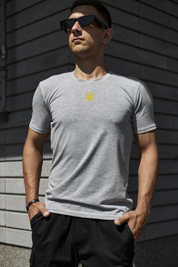 Патріотична якісна модна молодіжна чоловіча футболка з тризубом сіра, фото 1