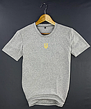 Патріотична якісна модна молодіжна чоловіча футболка з тризубом сіра, фото 3