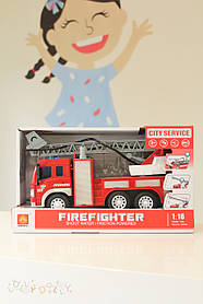 Пожежна машина WY 351 B бризкає водою