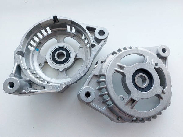 Болт крепление генератора 21126. Как снять крышку генератора гранта. Генератор лада ларгус 16 клапанов. Щетки генератора бош гранта. Генератор лада гранта 8кл.