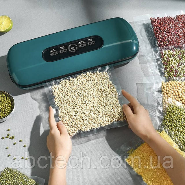 Вакуумний конвеєрний запайщик у використанні Вакуумний конвеєрний запайщик у використанні