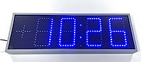 Світлодіодні табло синього кольору. Вуличні годинники, календар, термометр.