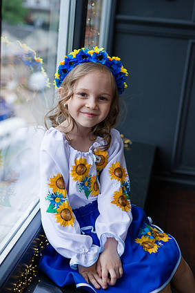 Вишитий костюм для дівчинки Соняхи блузка та спідниця синій