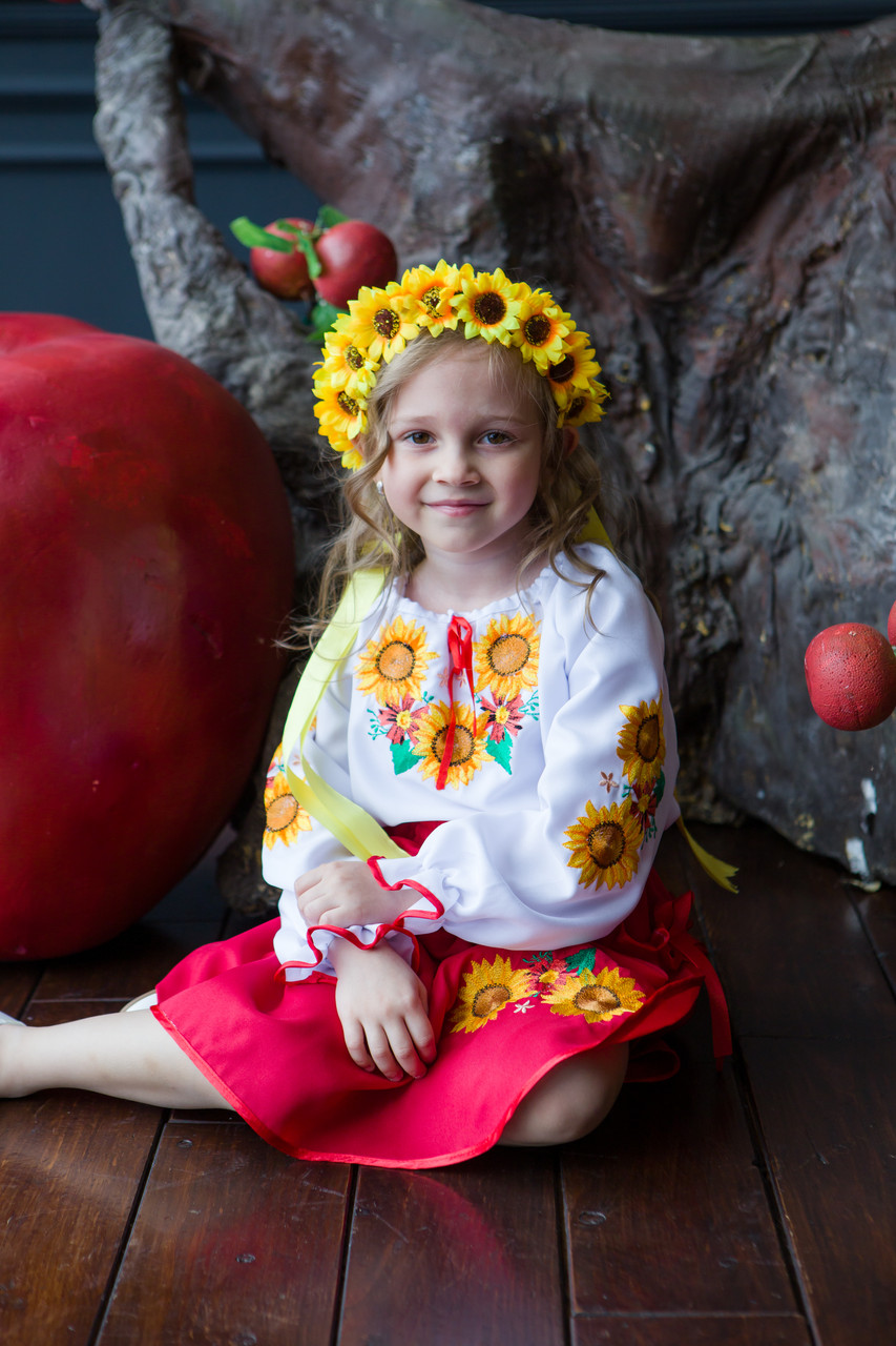 Вишитий костюм для дівчинки Соняхи блузка та спідниця червоний, фото 1
