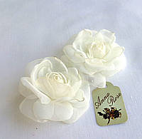 Заколка-уточка с цветком из ткани ручной работы "Молочная чайная роза"
