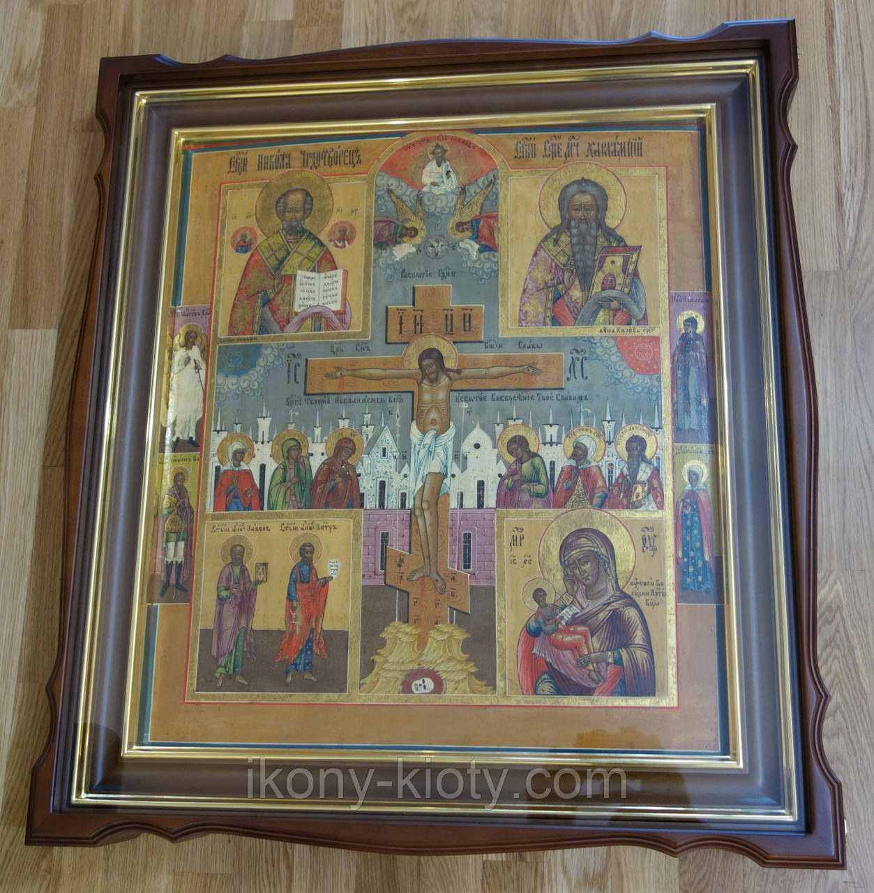 Кіот фігурний з вільхи для старовинної ікони з внутрішньою дерев'яною рамою і золоченими штапиками.