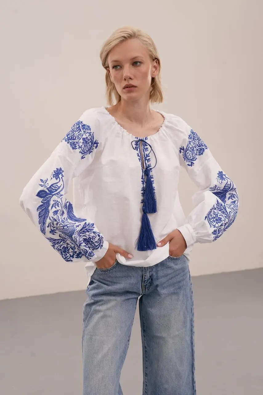Сучасна жіноча вишиванка з чудовою вишивкою на рукавах біла, фото 1