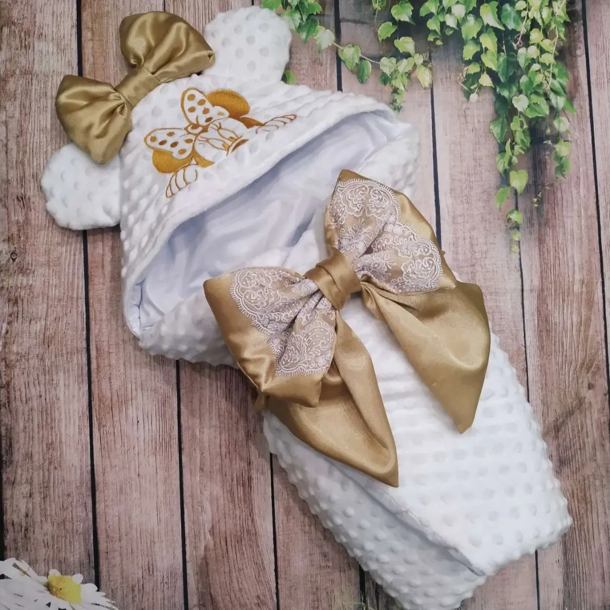 Конверт ковдра на виписку для дівчинки Міккі плюшевий з вишивкою, білий
