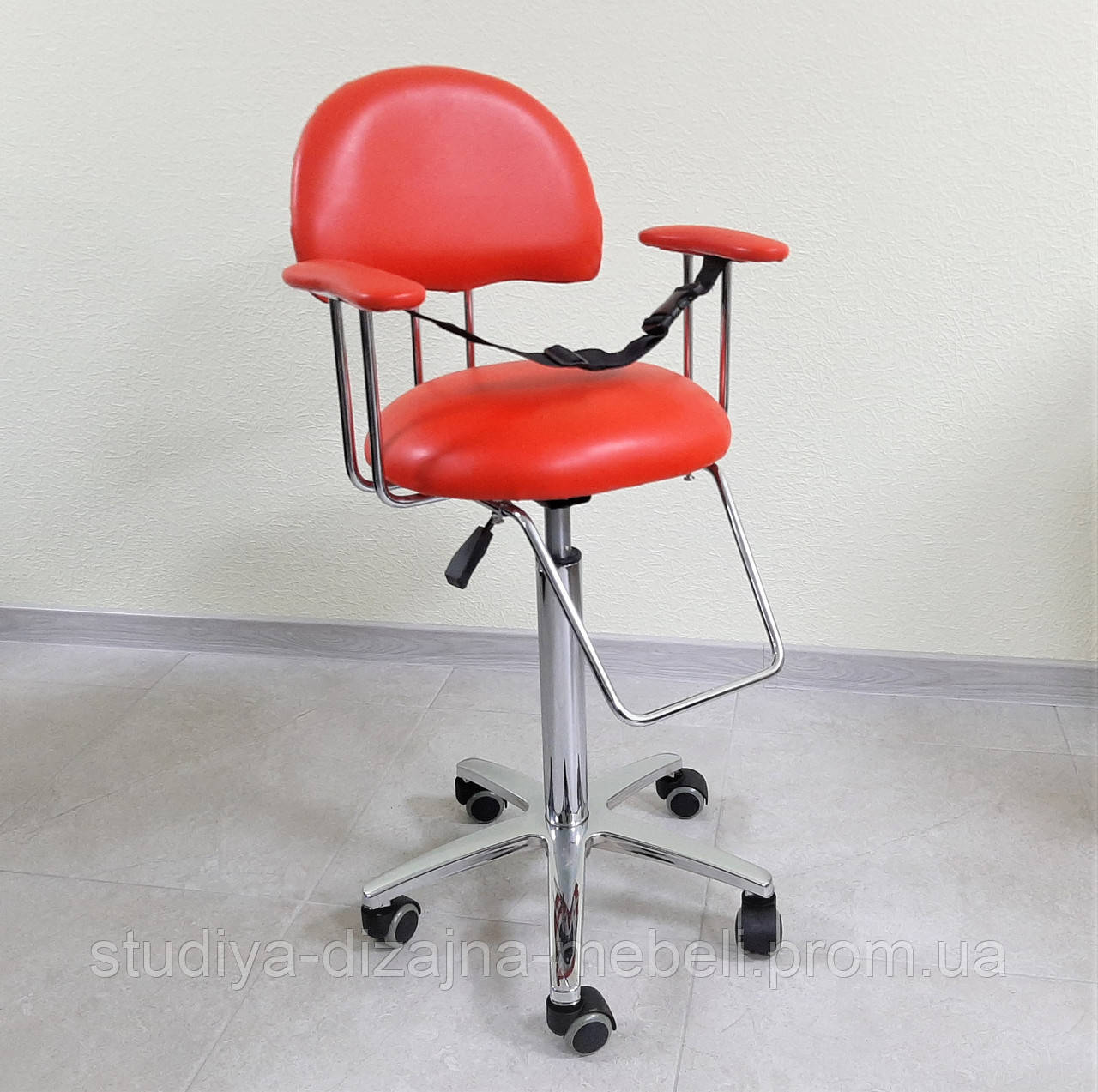 Дитяче перукарське крісло на хромованому п'ятипромінні червоне. - фото 3 - id-p1635497017