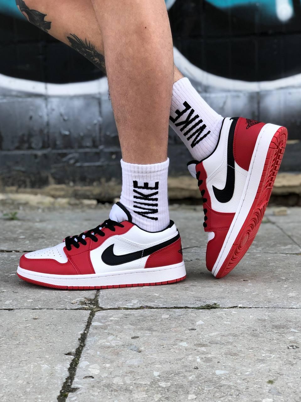Кроссовки мужские красные Nike Air Jordan Low Chicago (01683)