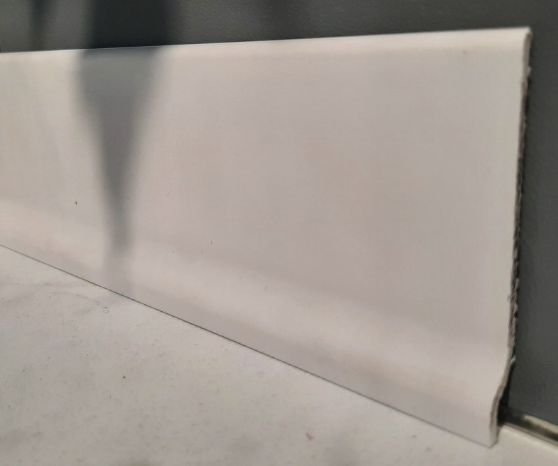 Напольный тонкий плинтус из вспененного ПВХ 70 мм, 2,0 м, Белый ...