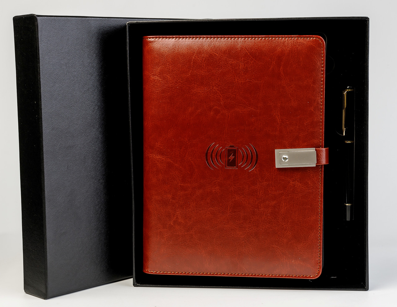 Блокнот щоденник з екошкіри з бездротовою зарядкою і Powerbank 8000 мА·год із ручкою Коричневий