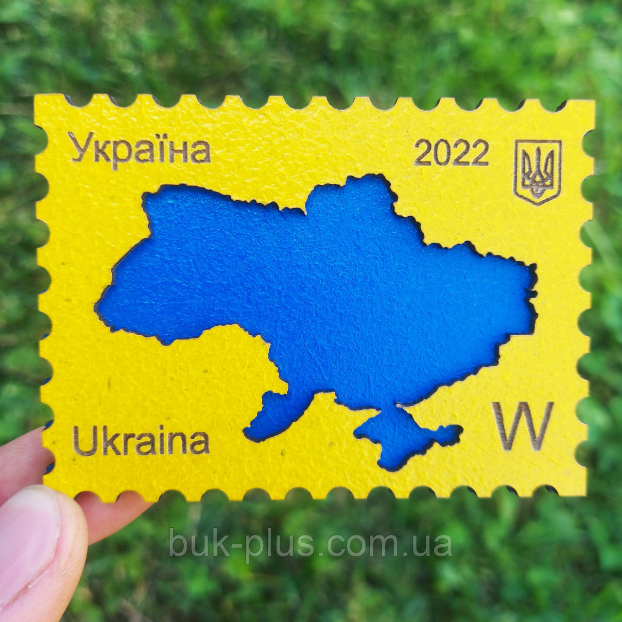 Український сувенір, магніт у формі марки  "Україна"  8,5 х 6 см
